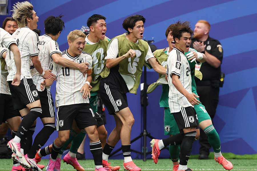 サッカー日本代表の佐野海舟（右）【写真：ロイター】