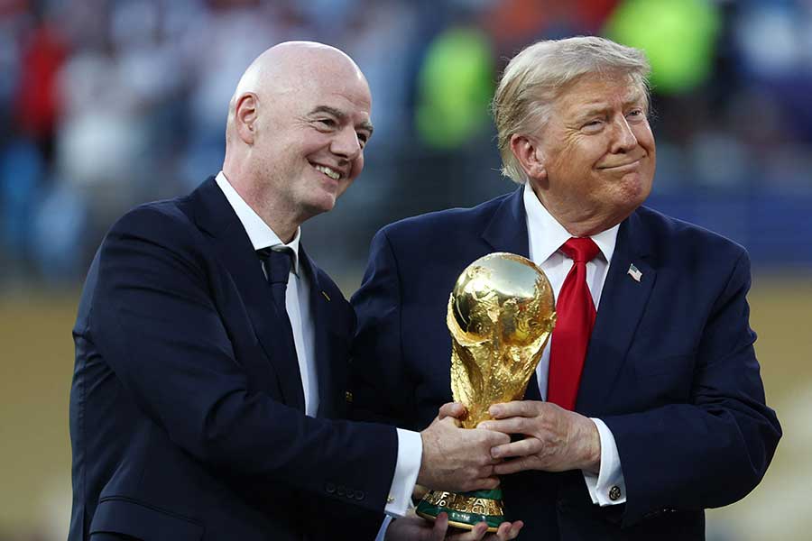 FIFAのジャンニ・インファンティーノ会長(左)【写真:ロイター】