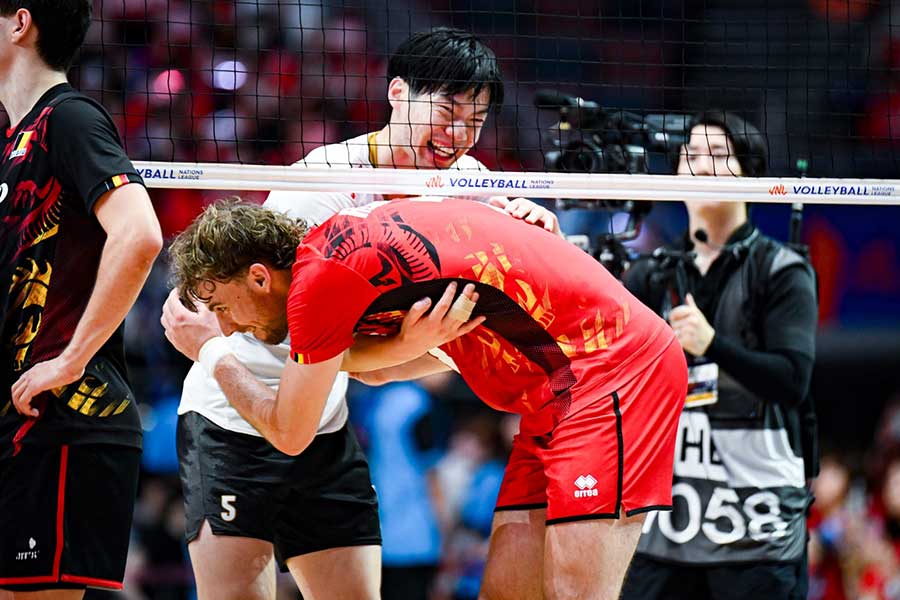 大塚と抱き合うレゲルス【写真：中戸川知世】