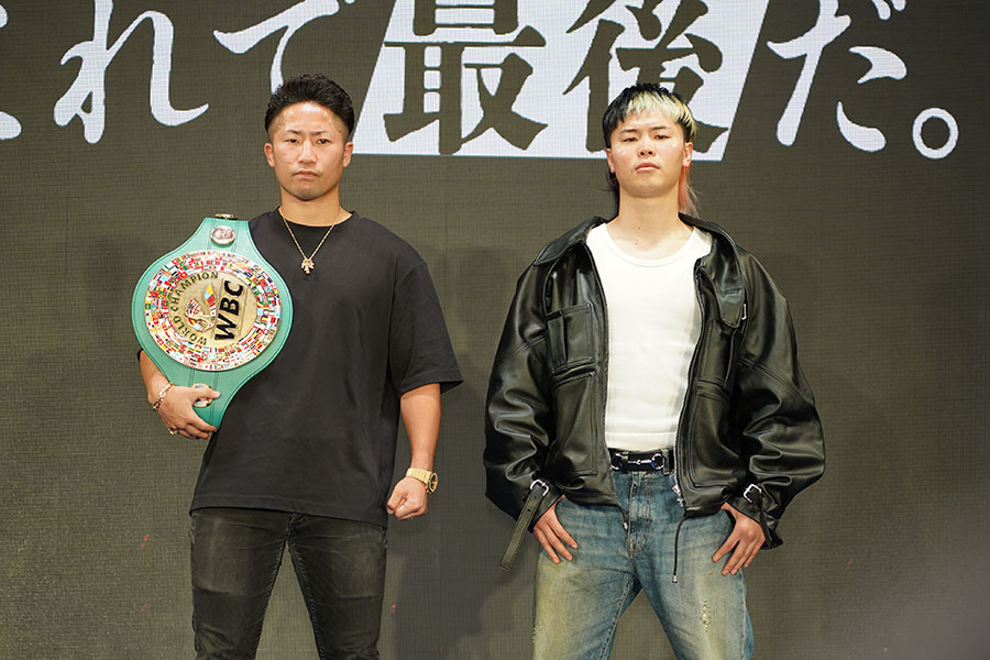 公開記者会見に臨んだ井上拓真(左)と那須川天心【写真:澤田直人】