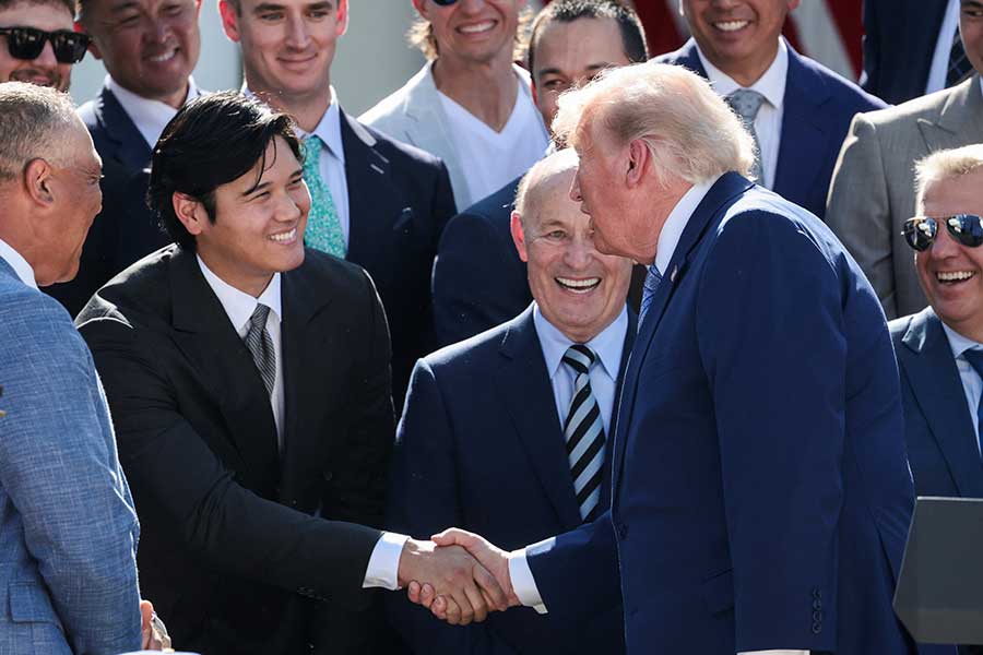 トランプ大統領と握手する大谷翔平【写真:ロイター】