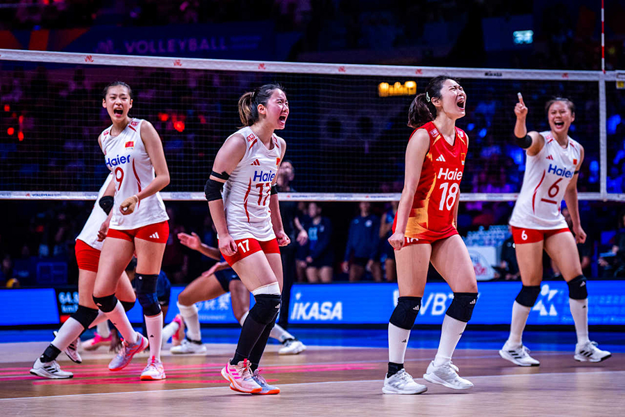 決勝ラウンド、初戦の準々決勝で米国に勝利した中国代表【写真：Volleyball World提供】