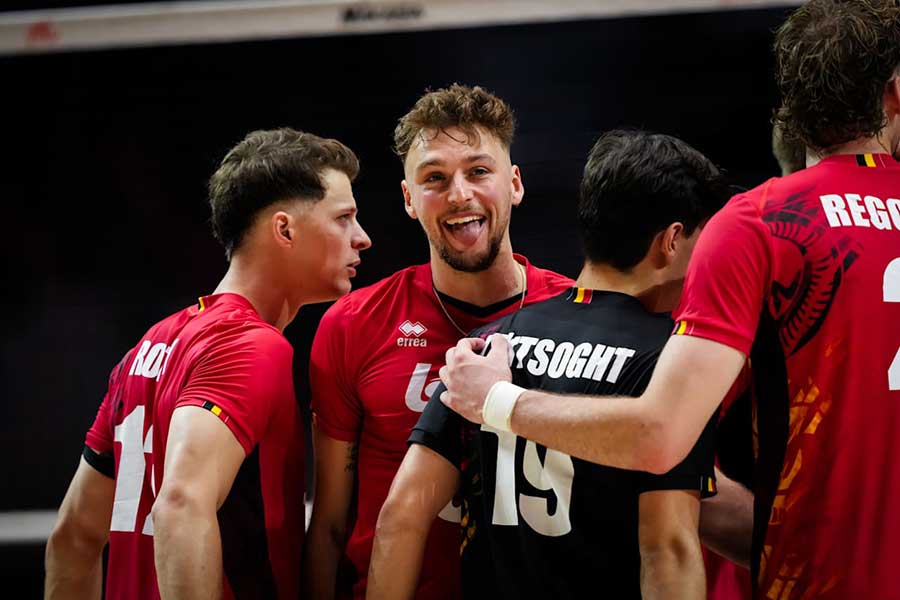 サイモン・プラスキー(中央)【写真:Volleyball World提供】