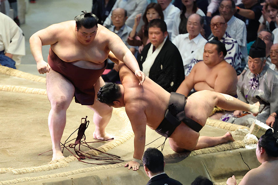豊昇龍(右)を寄り倒しで破る熱海富士【写真:スポーツ報知/アフロ】