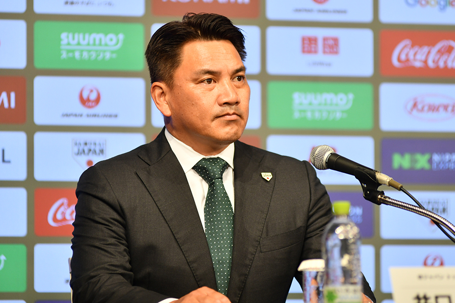 会見に出席した井口資仁新監督【写真:羽鳥慶太】