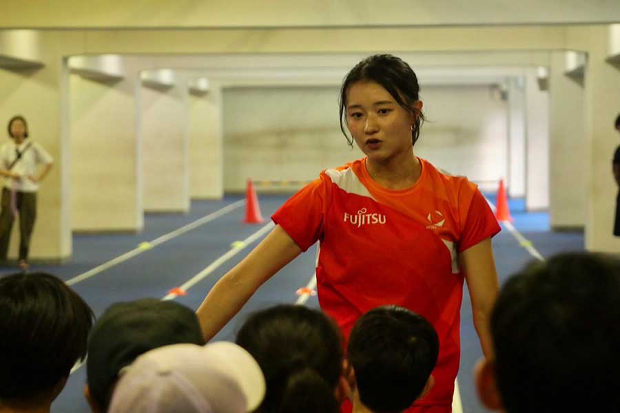 子供たちに走り方を指導する陸上女子100m障害の田中佑美【写真:上田悠太】
