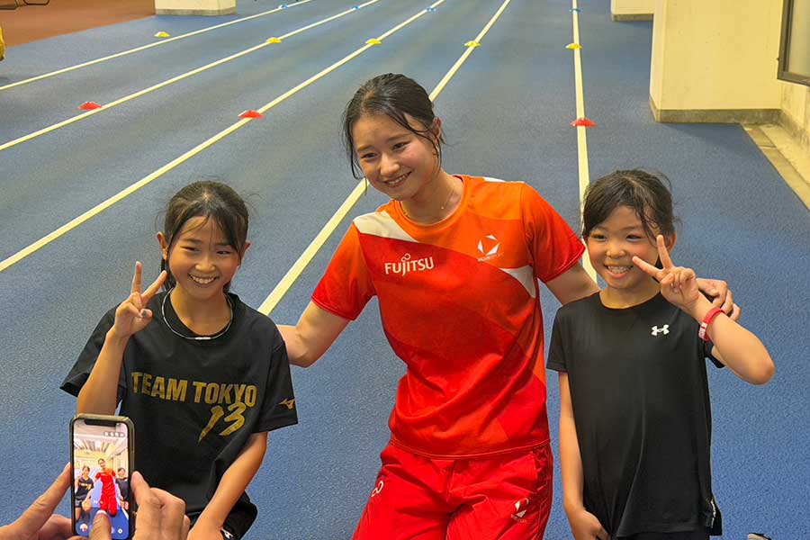 子供たちと笑顔で記念撮影する陸上女子100m障害の田中佑美【写真:上田悠太】