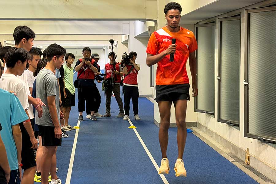 子供たちに走り方を指導する陸上男子400mの中島佑気ジョセフ【写真:上田悠太】