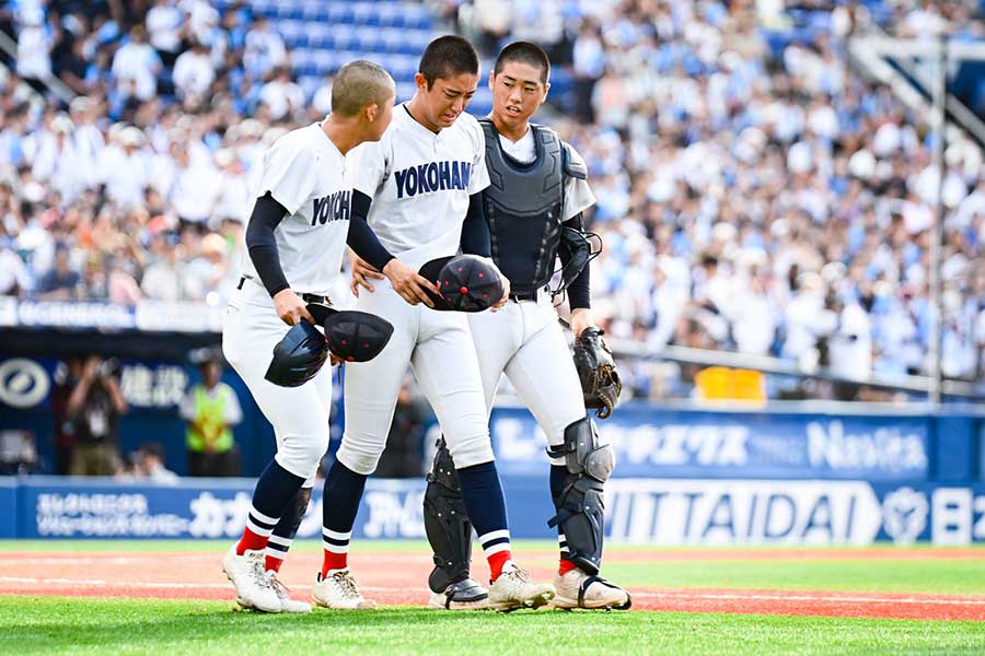 神奈川大会決勝で9回を投げ切った後、よろけながらも仲間に支えられて歩く織田翔希(中央)【写真:中戸川知世】