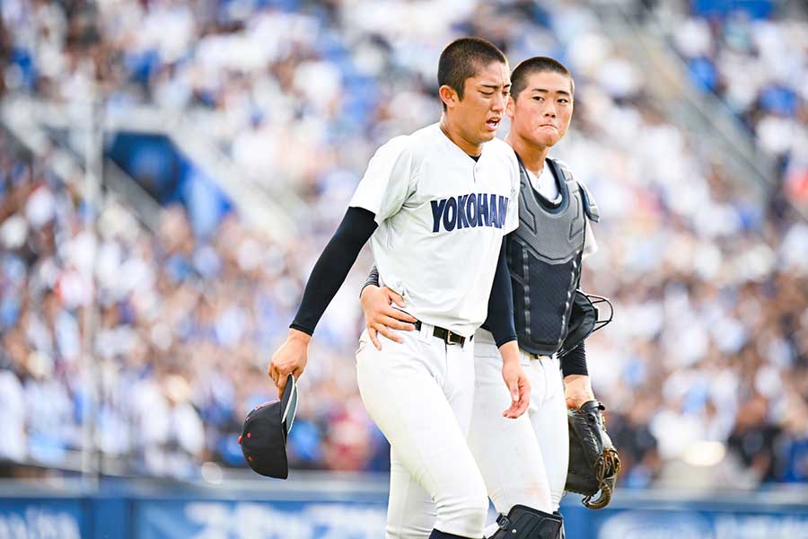試合後に足を引きずった横浜のエース織田(左)【写真:中戸川知世】