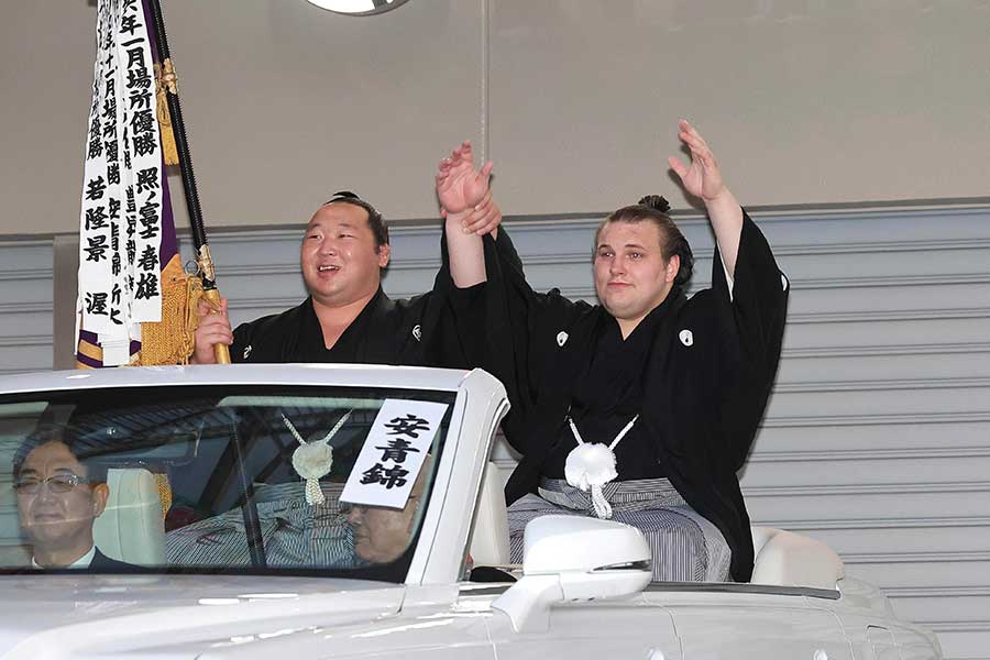 3回目の幕内最高優勝を果たした安青錦（右）【写真：スポーツ報知/アフロ】