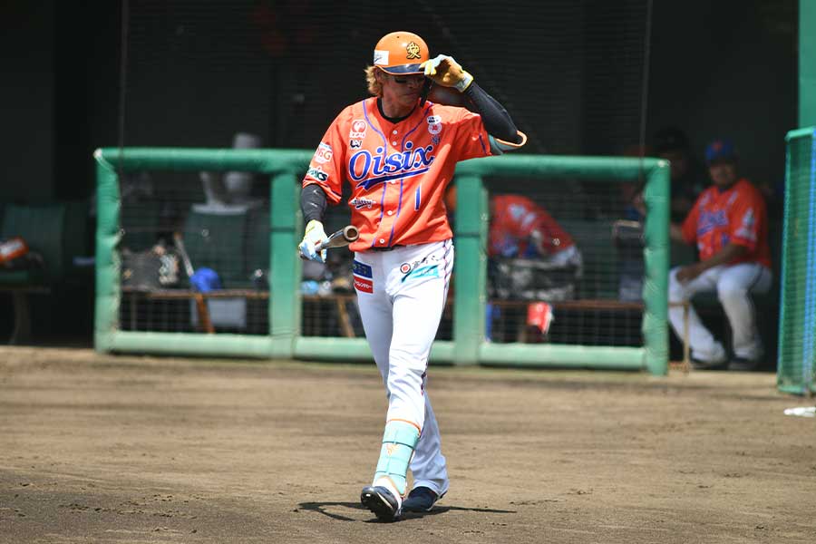 炎天下の2軍戦でも相手チームへの挨拶を欠かさない【写真：羽鳥慶太】