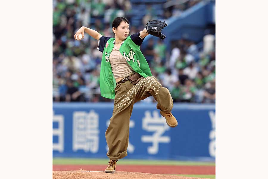 始球式に登場した7人組ガールズグループ「ME:I」のMOMONA【写真：産経新聞社】