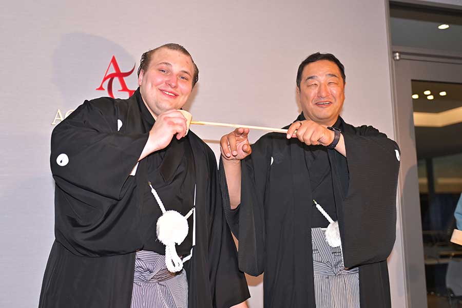 3回目の幕内最高優勝を果たした安青錦(左)【写真:スポーツ報知/アフロ】