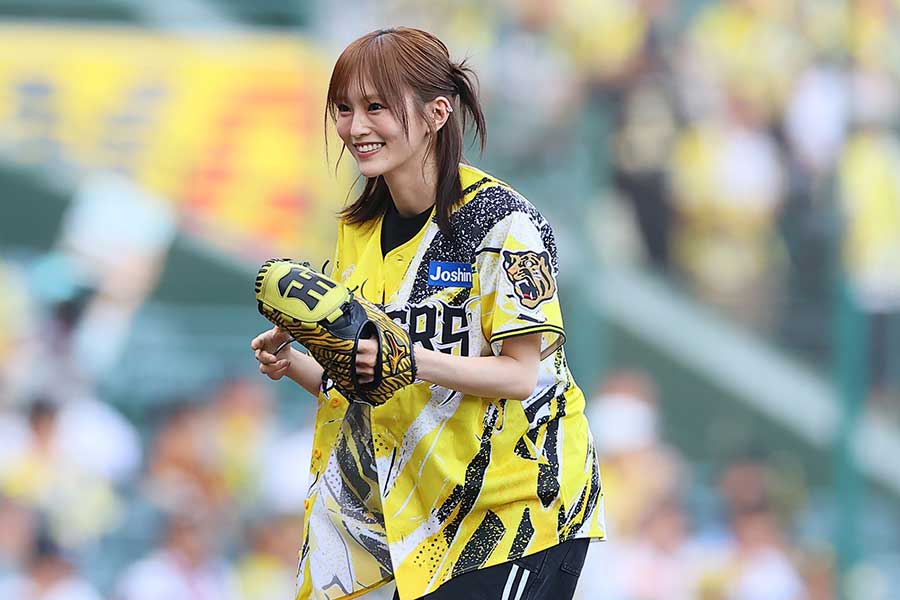 阪神戦のファーストピッチセレモニーに登場した山本彩【写真：産経新聞社】