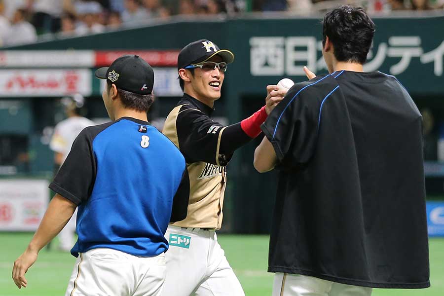 先発の大谷翔平（右）にウィニングボールを渡す陽岱鋼【写真：産経新聞社】