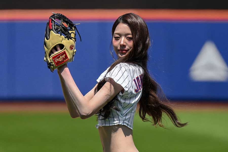 シティフィールドで始球式に登場したウォニョン【写真：ロイター】