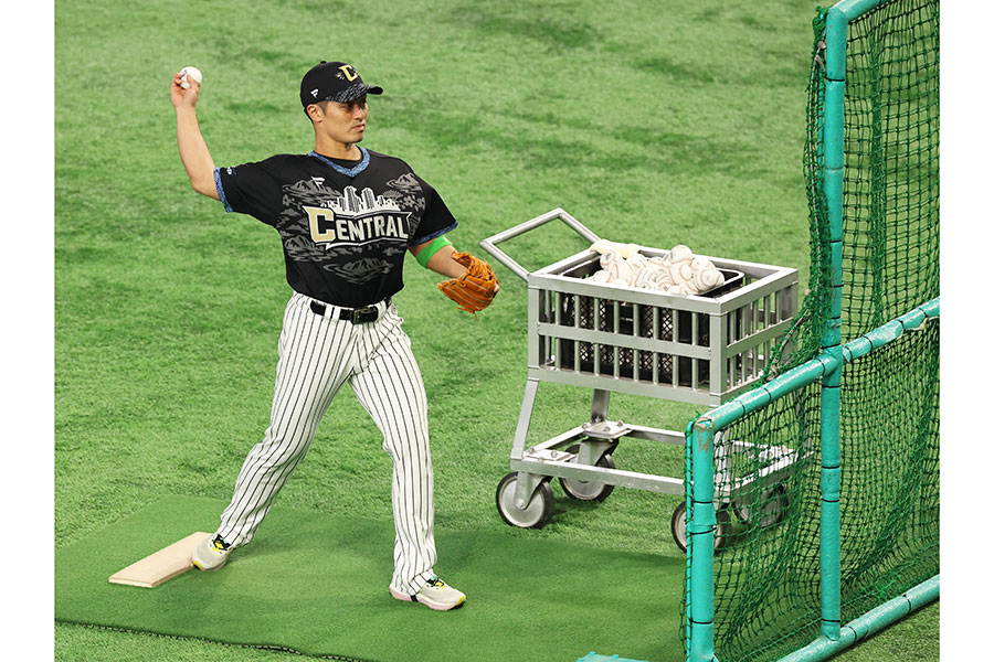 佐藤輝明の打席で打撃投手を務めた阪神・坂本誠志郎【写真：産経新聞社】