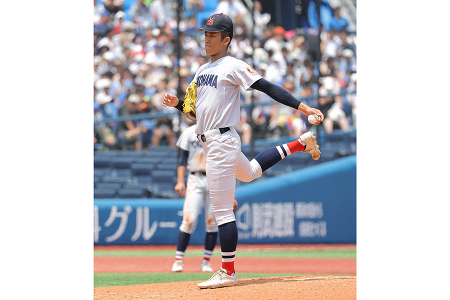 神奈川大会準決勝、降板直前に足を伸ばす横浜・織田【写真：スポーツ報知/アフロ】