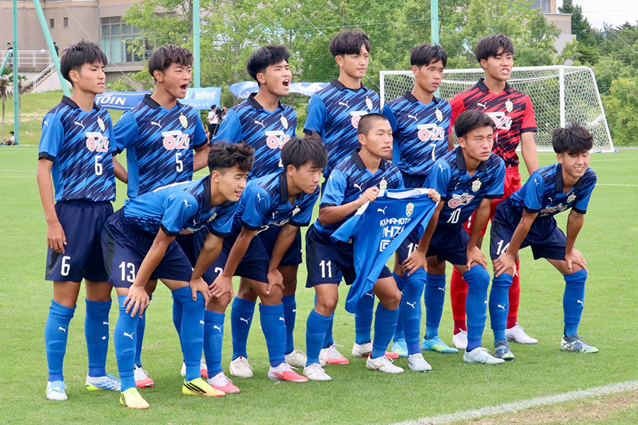 桐蔭学園に勝利した大津イレブン【写真：編集部】