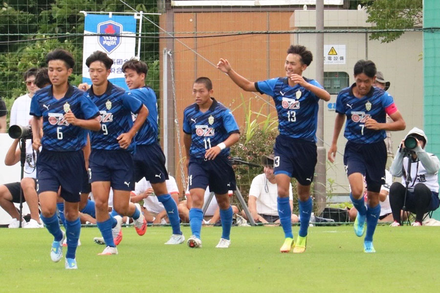 決勝点を決めた大津の西本（右から2人目）【写真：橋本啓】