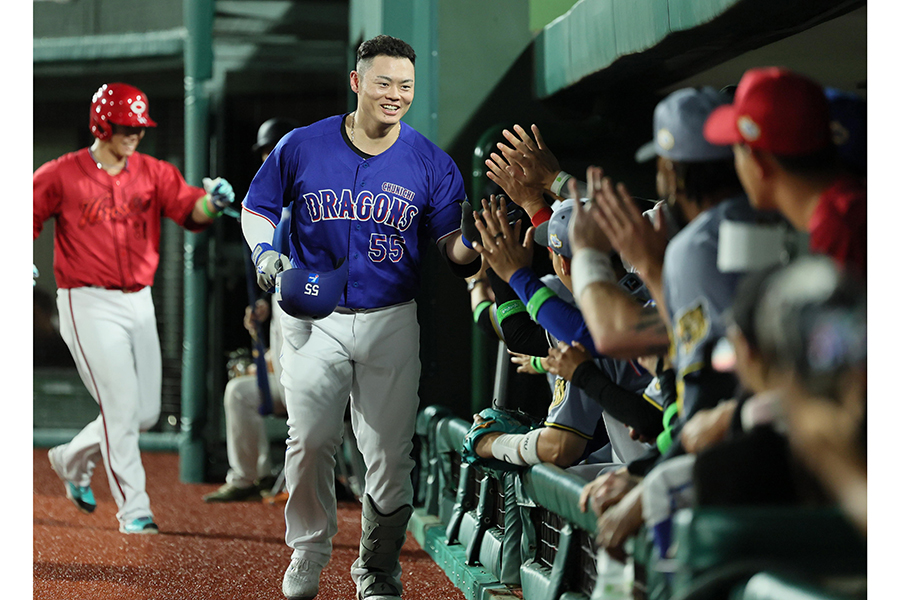 決勝2ランを放ち、祝福される細川成也【写真:産経新聞社】