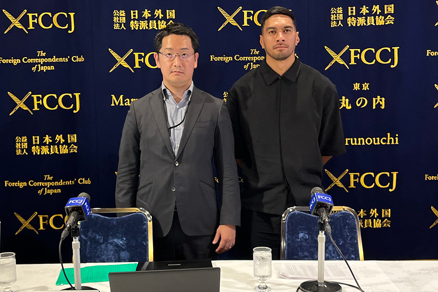 牧野誠司弁護士(左)とともに記者会見したティモシー・ラファエレ【写真:編集部】
