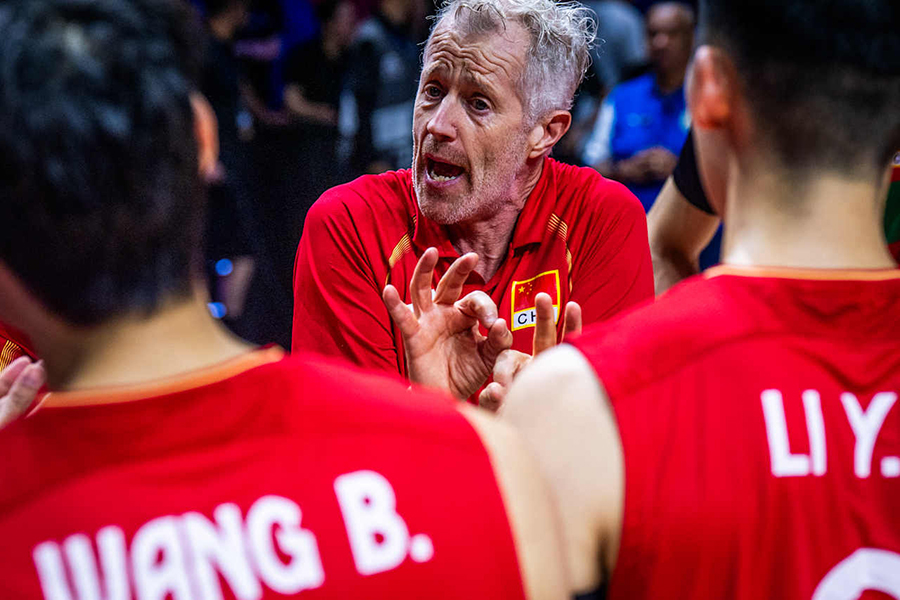 準々決勝の日本戦で中国代表を指揮したヴィタル・ヘイネン監督【写真：Volleyball World提供】