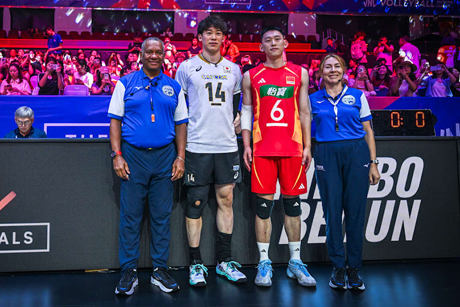 準々決勝、中国戦に臨んだ日本代表の石川祐希(左から2番目)【写真:Volleyball World提供】