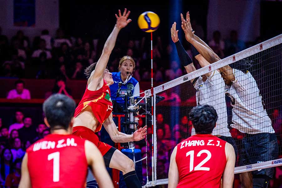 準々決勝で対戦した日本と中国【写真：Volleyball World提供】