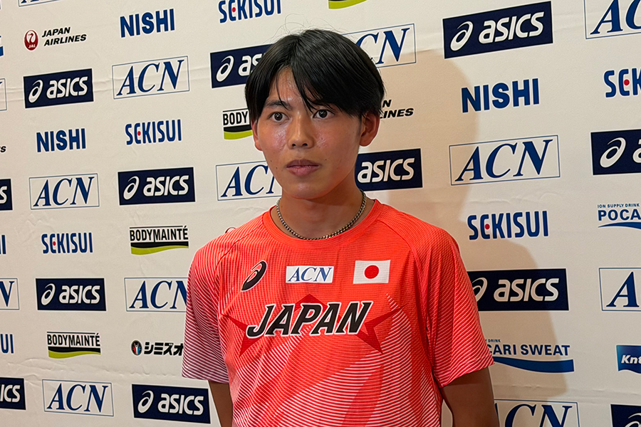 陸上のU20世界選手権の結団式後に取材に応じる男子中長距離の本田桜二郎【写真:上田悠太】