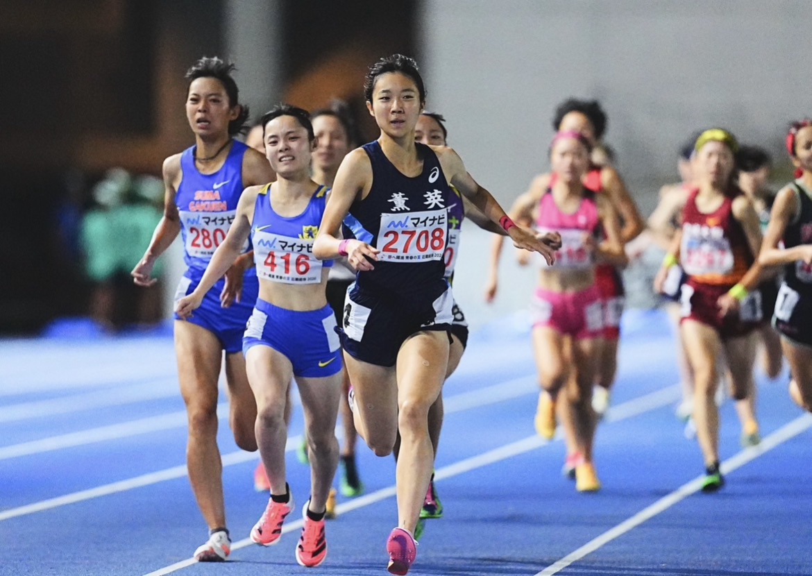 女子1500メートル決勝で2位に入った黒田六花(左から2人目、ゼッケン416)【写真:荒川祐史】