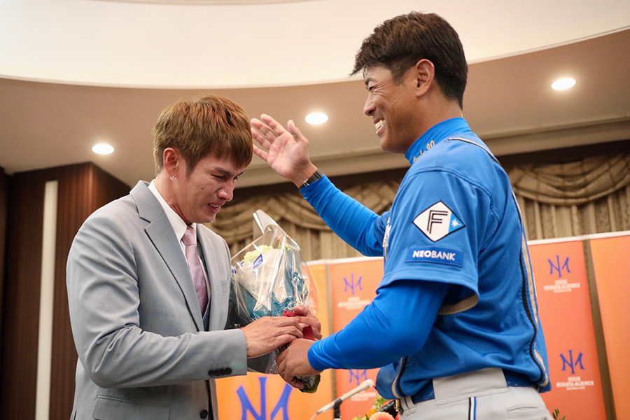 サプライズで登場した稲葉篤紀監督に涙するオイシックスの陽岱鋼(左)【写真:羽鳥慶太】