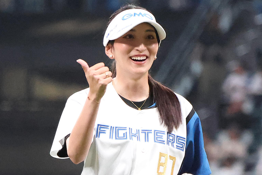 ファーストピッチセレモニーに登場した脇元華【写真：産経新聞社】