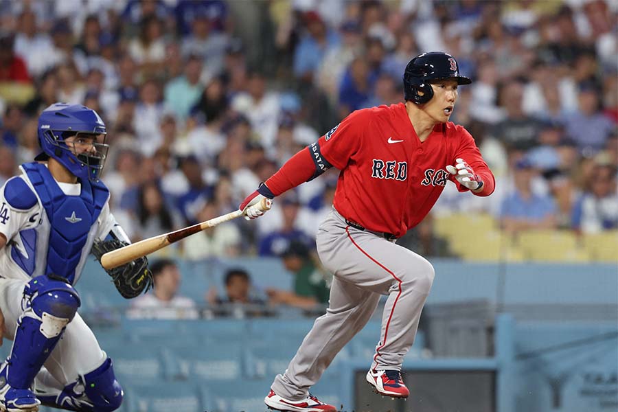 ドジャース戦で安打を放つレッドソックスの吉田正尚【写真:ロイター】