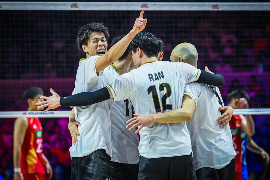 VNL準決勝で米国と対戦する日本代表【写真:Volleyball World提供】