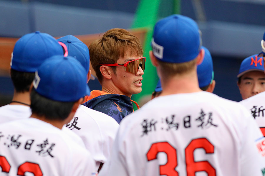 陽岱鋼は自ら円陣の中心に立ち、日本語でナインを鼓舞した【写真:羽鳥慶太】