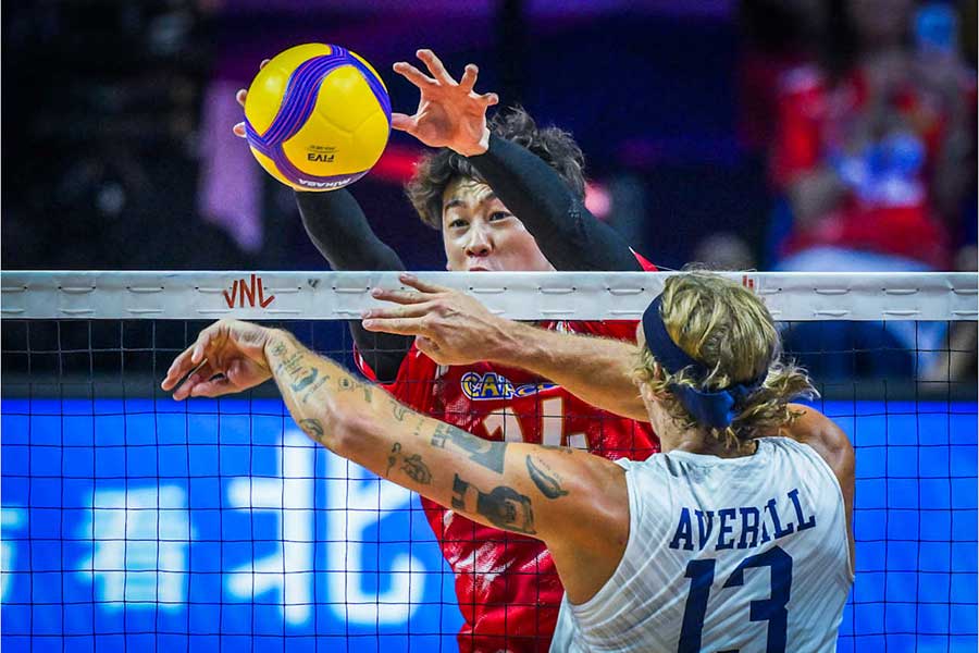 ブロックする石川祐希【写真:Volleyball World提供】