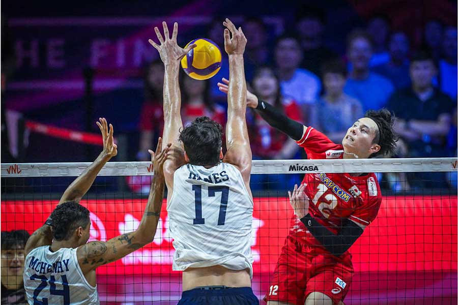 米国戦でスパイクを打つ日本代表・高橋藍【写真:Volleyball World提供】