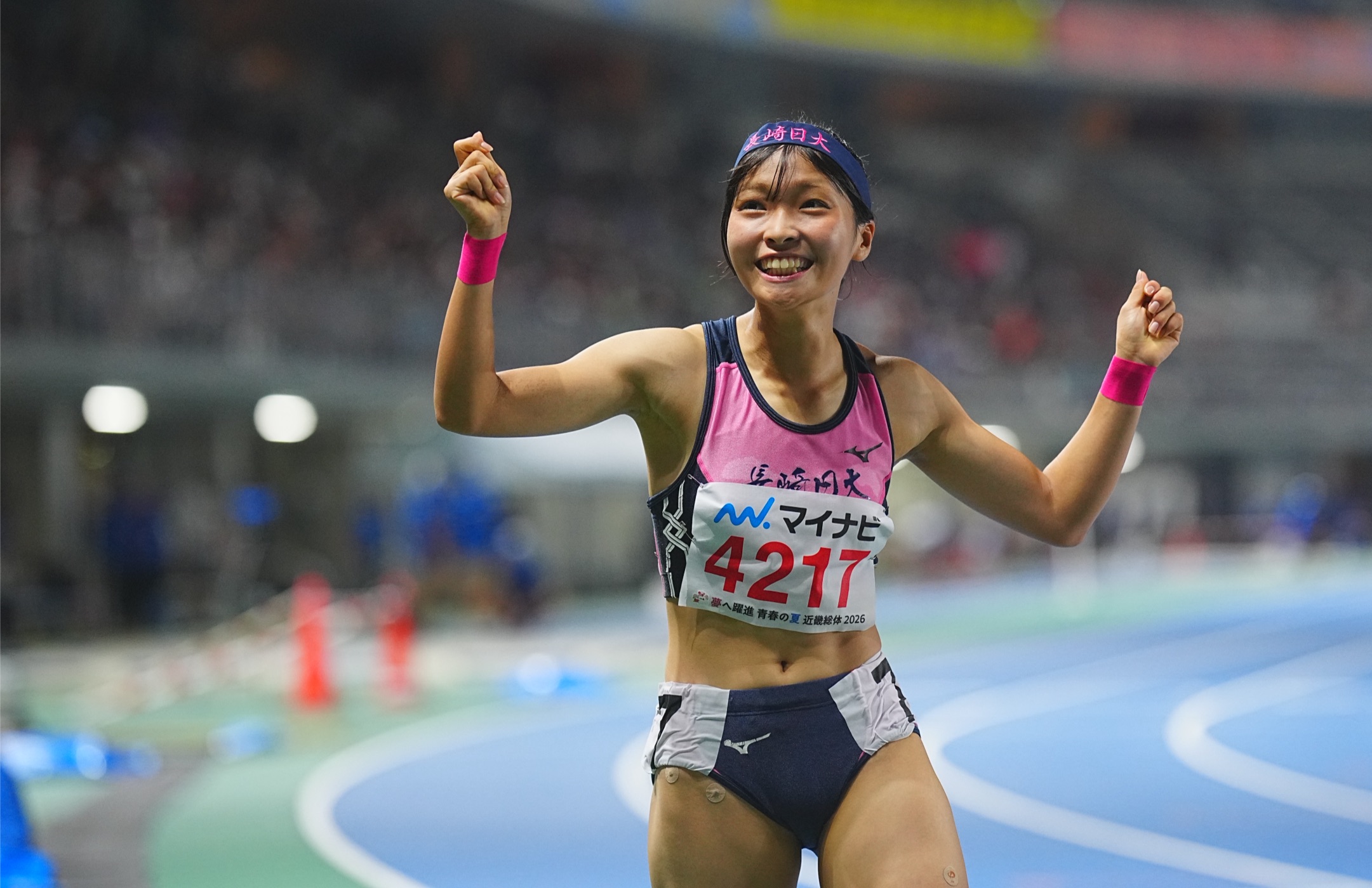 女子100メートルを制して喜ぶ吉永優衣【写真:荒川祐史】
