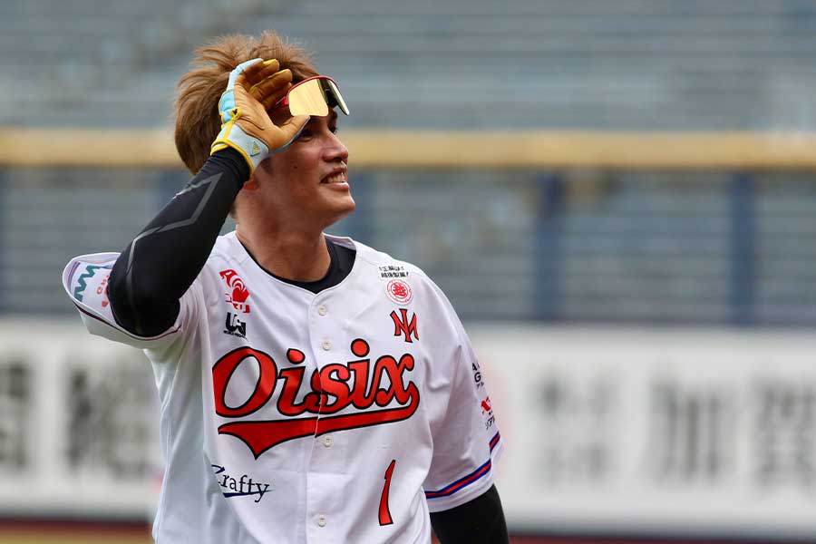 球場でファンの声援に応える陽岱鋼。引退は1年前に決めていた【写真:羽鳥慶太】