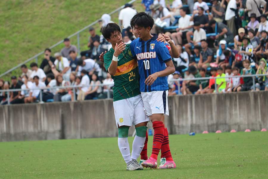 静岡学園の高丘(左)と近大附属の川西が試合後、ピッチ上で健闘を称え合った【写真:橋本 啓】