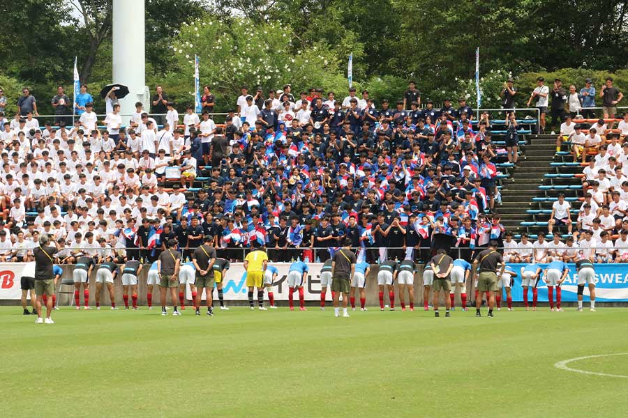 スタンドに向かって挨拶する近大附属高の選手やスタッフたち【写真:橋本 啓】