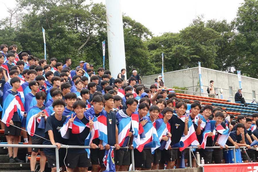 近大附属高サッカー部の応援メンバーたち【写真:橋本 啓】