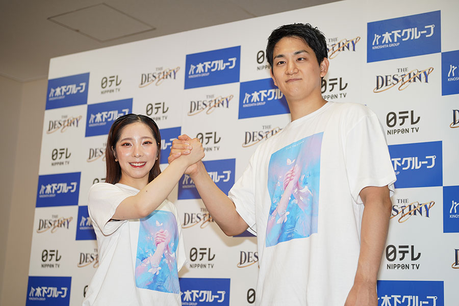 千秋楽後、取材に応じた三浦璃来さん(左)と木原龍一さん【写真:澤田直人】