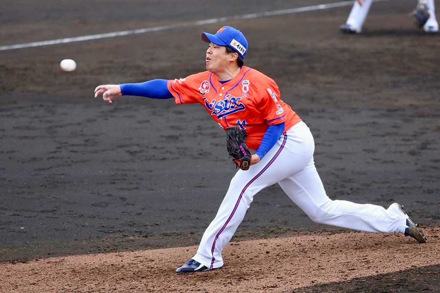 サイドスローからのクセ球と、上がった球速はスカウトにどう評価されるか【写真：羽鳥慶太】