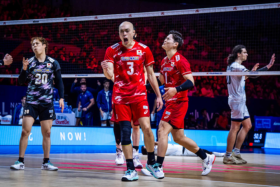 スロベニア戦に出場した日本代表の山本智大(左)【写真:Volleyball World提供】