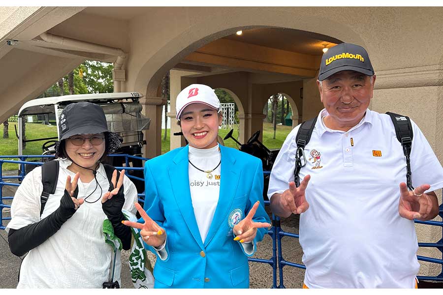 6月の宮里藍サントリーレディス優勝時は親子3人でパシャリ。全英では撮影できなかった【写真：桑木正利さん提供】