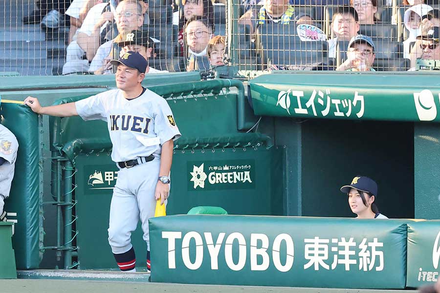 ベンチから試合を見守る星よつはさん(右)【写真:スポーツ報知/アフロ】