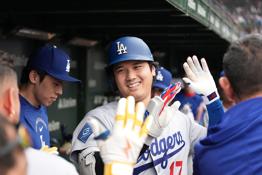 本塁打を放ったドジャースの大谷翔平(中央)【写真:ロイター】